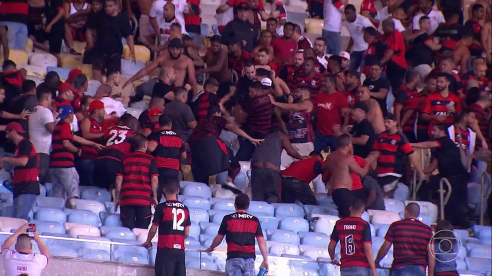 Torcedores do Flamengo brigam entre si após empate com Athletico-PR no Maracanã — Foto: Reprodução