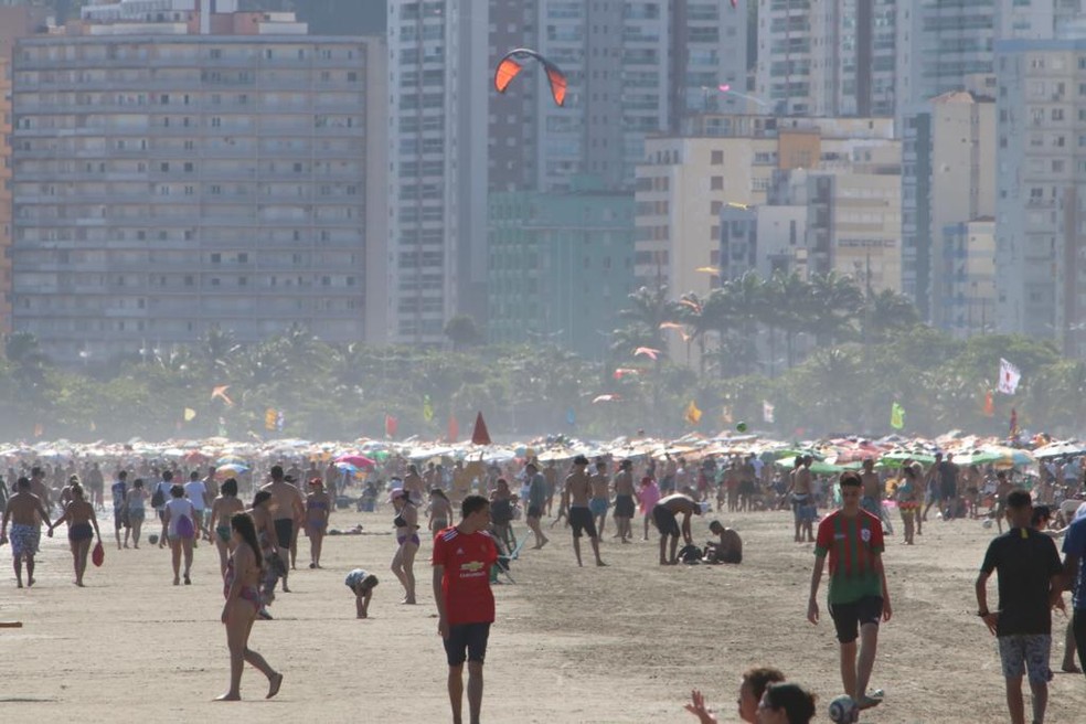 Muitos banhistas foram às praias de Santos, SP, neste sábado (6) — Foto: Vanessa Rodrigues/Jornal A Tribuna