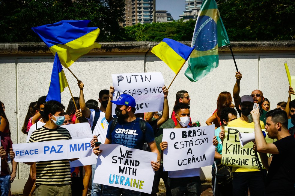 Grupo de brasileiros protestam em frente ao consulado da Rússia em São Paulo — Foto: Aloísio Maurício/Estadão Conteúdo