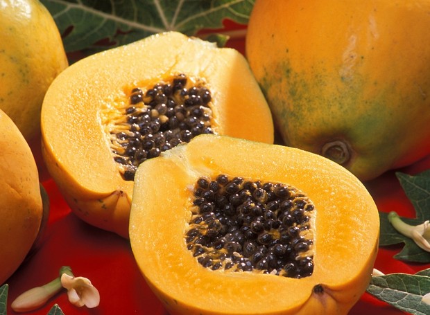 O mamão papaia é fonte de betacaroteno, que previne doenças cardiovasculares (Foto: Public Domain Pictures)