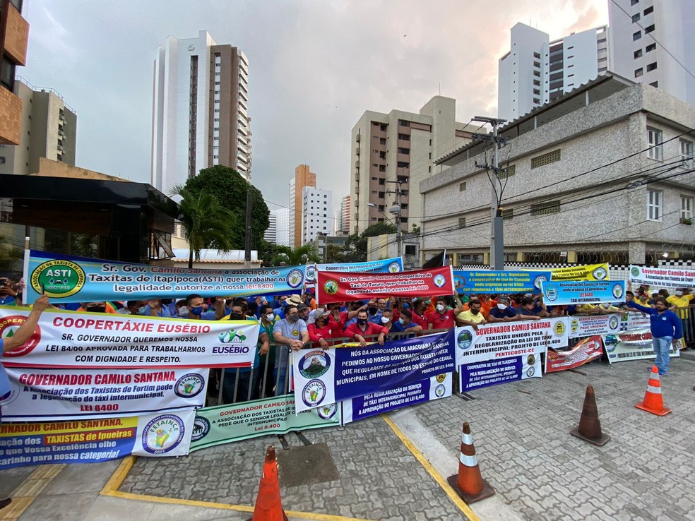 Ruas do entorno do Palácio da Abolição, no Bairro Meireles, em Fortaleza, foram bloqueadas com gradis e cones durante protesto dos taxistas intermunicipais. — Foto: Isaac Macêdo/ SVM