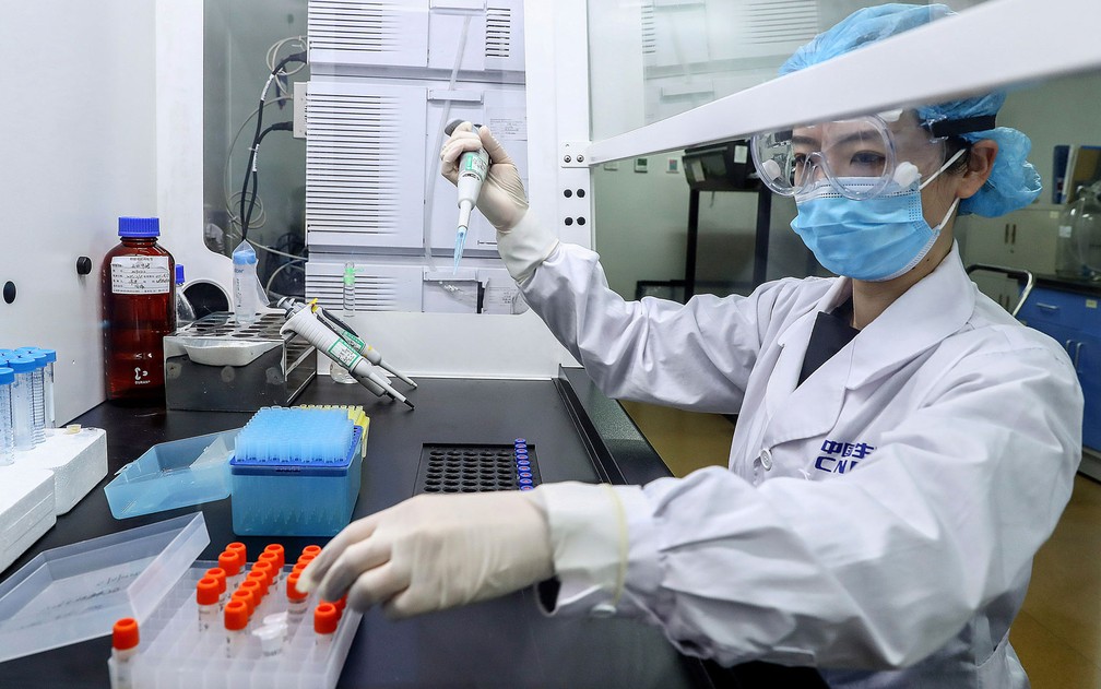 Funcionário testa amostras de possível vacina contra a Covid-19 desenvolvida pela SinoPharm, em Pequim, na China, em foto de 11 de abril — Foto: Zhang Yuwei/Xinhua via AP 
