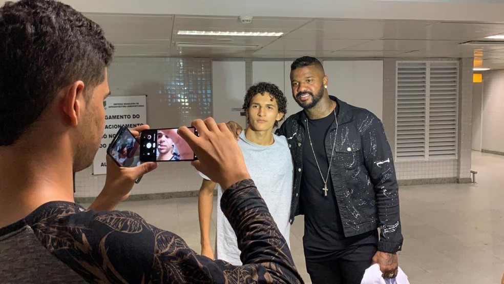 Felipe tirou foto com torcedores e fãs na chegada em João Pessoa — Foto: Lucas Barros/TV Cabo Branco