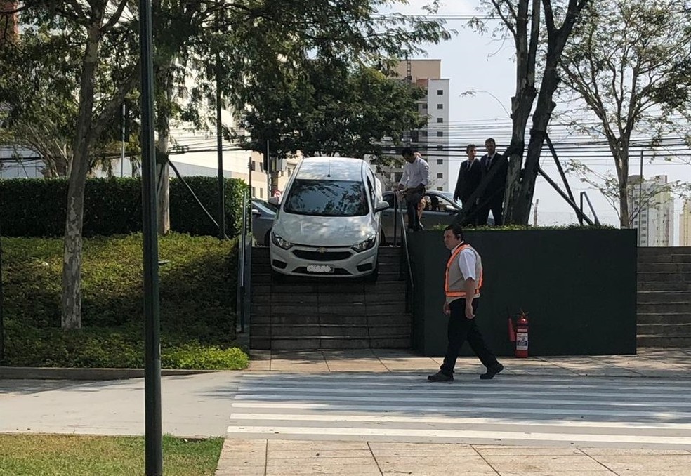 Motorista Erra Entrada De Shopping E Desce Com Carro Em Escadaria Sorocaba E Jundiai G1