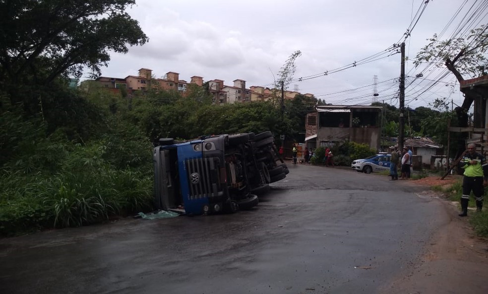 Caminhão tomba no bairro de Boca da Mata, em Salvador — Foto: Cid Vaz/TV Bahia