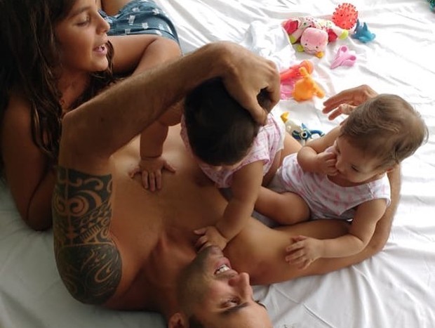 Daniel Cady, marido de Ivete Sangalo, com os três filhos do casal: Marcelo, Helena e Marina  (Foto: Reprodução / Instagram)