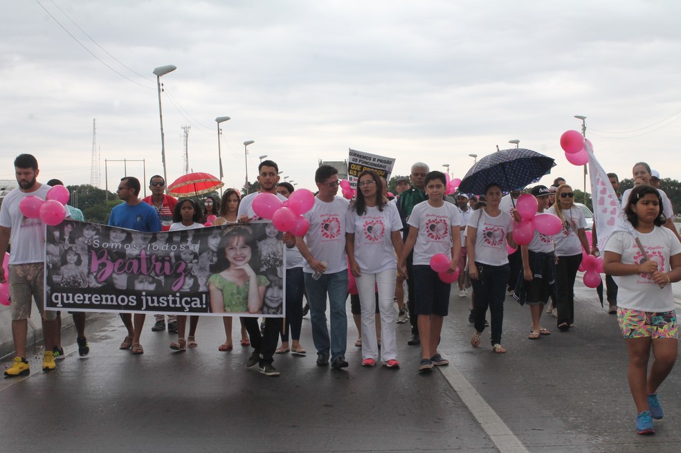 Manifestantes pedem solução para assassinato de menina Beatriz Angélica (Foto: Juliane Peixinho/ G1)