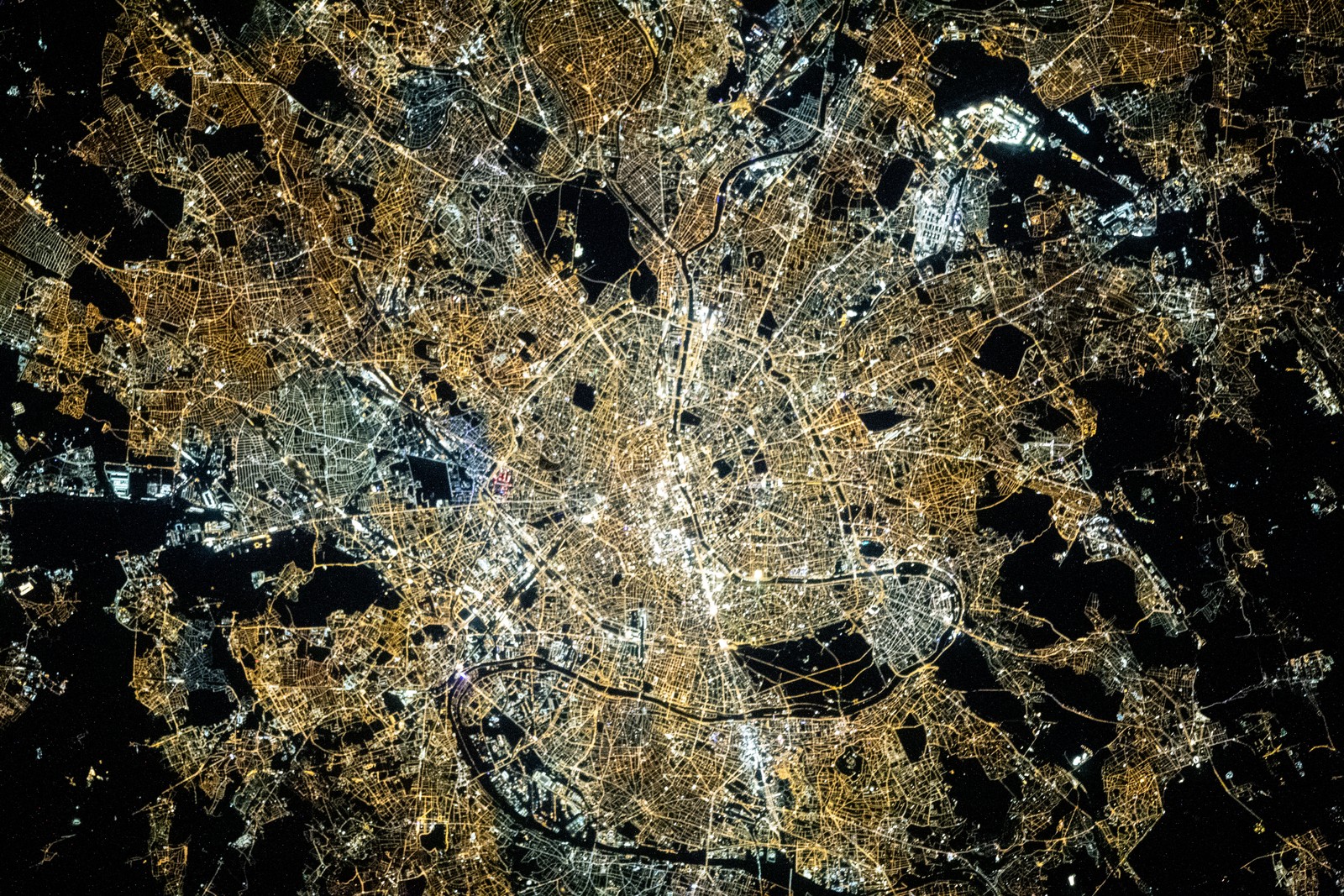 Paris, França, a "Cidade da Luz", com o rio Sena, é retratada enquanto a Estação Espacial Internacional orbitava a cerca de 420 quilômetros do solo em 25 de novembro de 2020