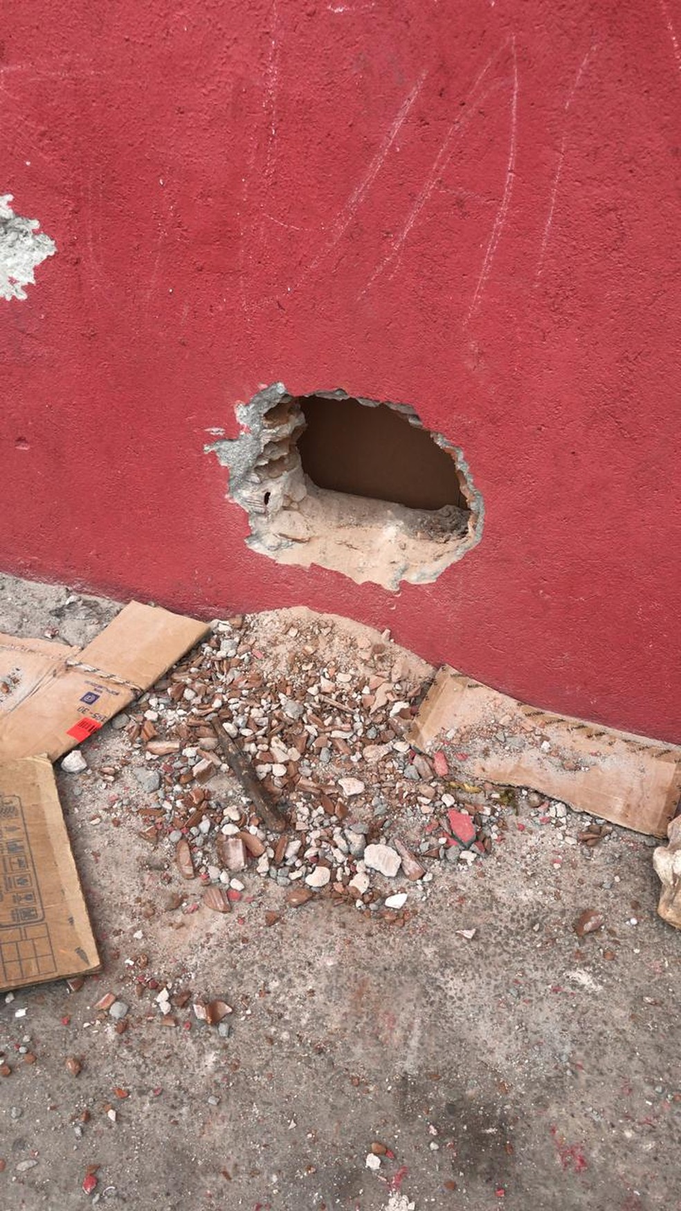 Criminosos fizeram buraco na parece e entraram na Ricardo Eletro da Zona Sul de Natal (Foto: Ãtalo di Lucena/Inter TV Cabugi)