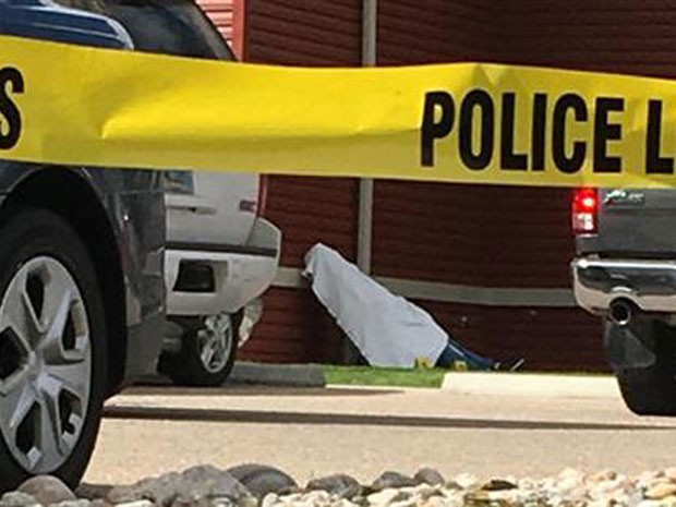 Corpo de uma vítima baleada por Larry Rosenberg é visto coberto no Heritage Court Apartments em Cheyenne, Wyoming, na quarta (14) (Foto: AP Photo/Mead Gruver)