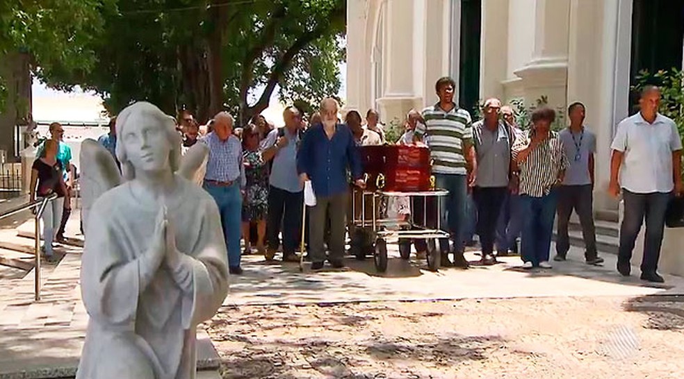 Enterro do empresário Antônio Moreira aconteceu no Cemitério Campo Santo, em Salvador (Foto: Reprodução/TV Bahia)