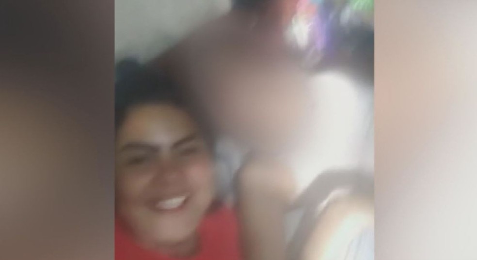 Jovem é esfaqueada durante live no Facebook em São Carlos — Foto: Reprodução
