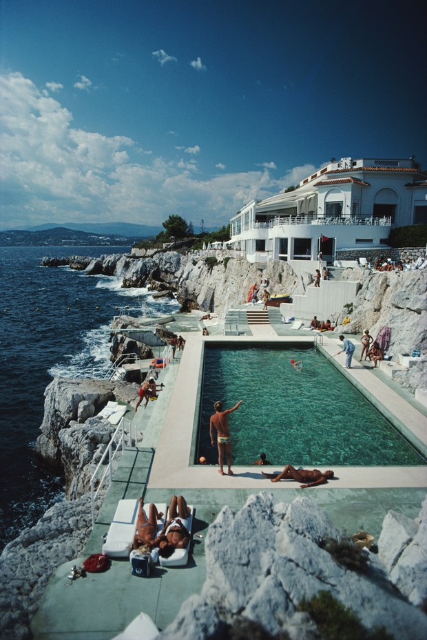 Guests round the swimming pool at the Hotel du Cap Eden-Roc, Antibes, France, August 1976. (Photo by Slim Aarons/Getty Images) (Foto: Getty Images)