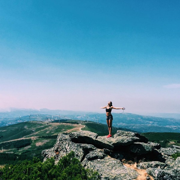 Mariana Goldfarb sobe no alto de montanha e agradece ajuda divina (Foto: Reprodução / Instagram)