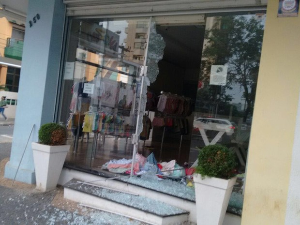 Vidro de loja ficou danificado após explosão em agência bancária (Foto: Divulgação/Sérgio Magalhães)