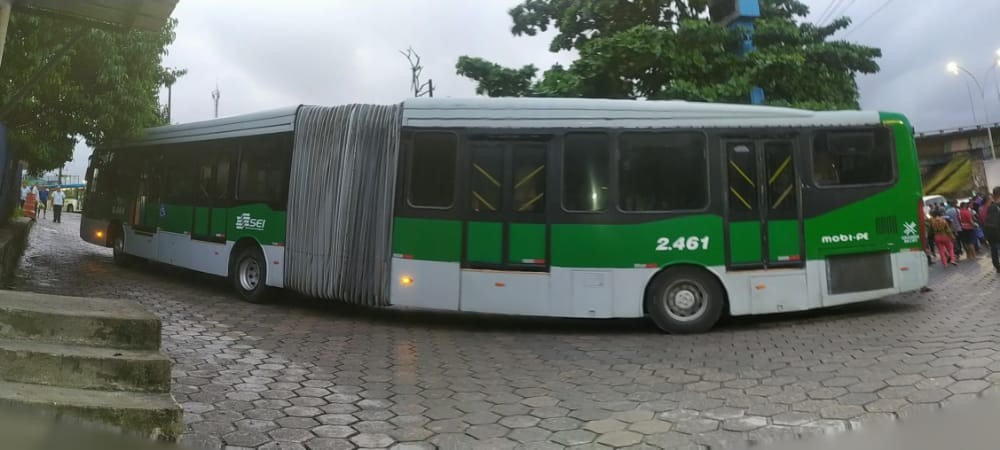 BRT quebra na entrada do TI Macaxeira e causa transtornos 