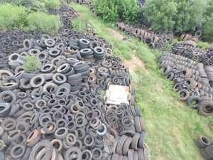 Trinta mil pneus são encontrados em terreno em Ernestina (Foto: Divulgação/Batalhão Ambiental de Passo Fundo)