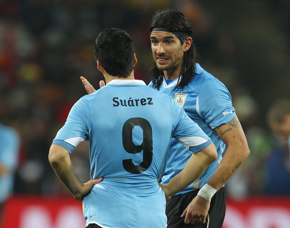 Loco Abreu e Luis Suárez, pela seleção uruguaia, na Copa do Mundo de 2010: atacante do Barça considera ex-Botafogo seu 