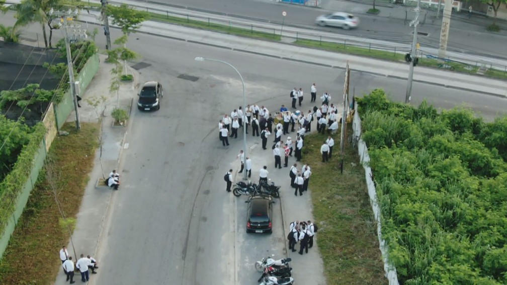 Motoristas fazem manifestao em frente  unidade II do BRT, em Jacarepagu, na Zona Oeste do Rio  Foto: Reproduo/ TV Globo