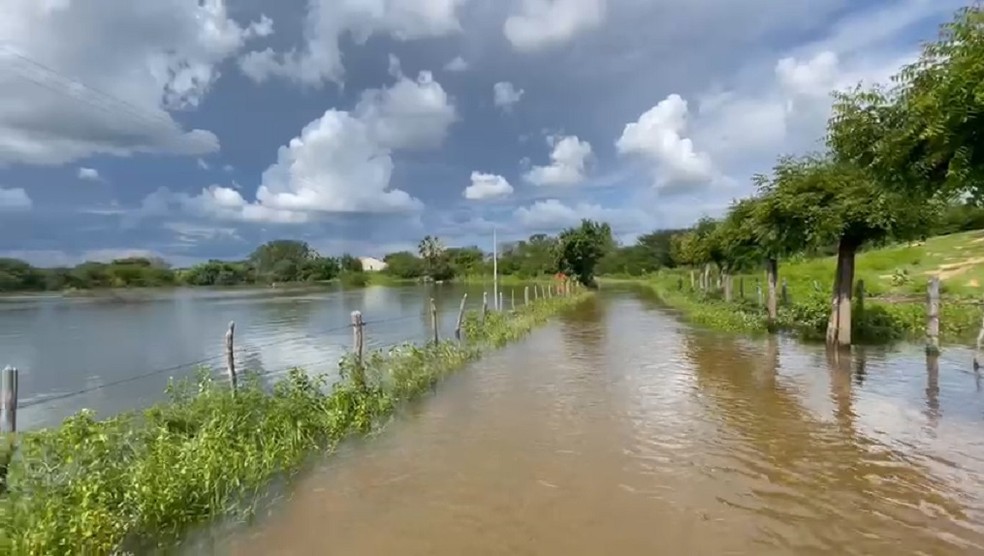 Cidade do Cedro, no interior do Ceará, tem 300 famílias desabrigadas após fortes chuvas no fim de semana — Foto: Arquivo pessoal