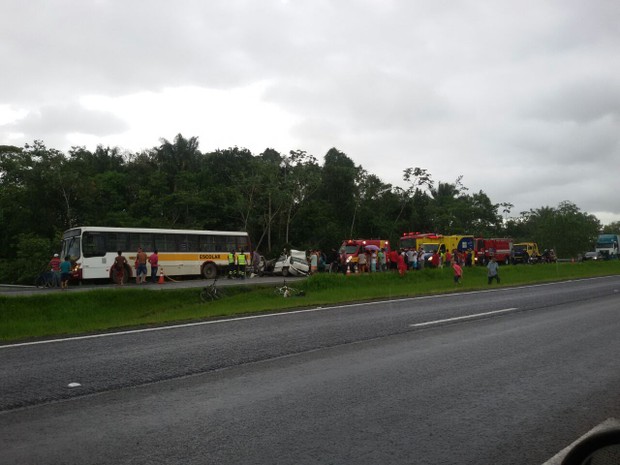 Acidente aconteceu na pista sentido São Paulo (Foto: G1)