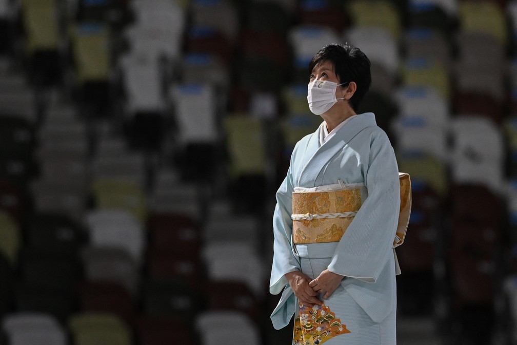 A governadora de Tóquio, Yuriko Koike, participa da cerimônia de encerramento dos Jogos Olímpicos de Tóquio, no Estádio Olímpico — Foto: Daniel LEAL-OLIVAS / AFP
