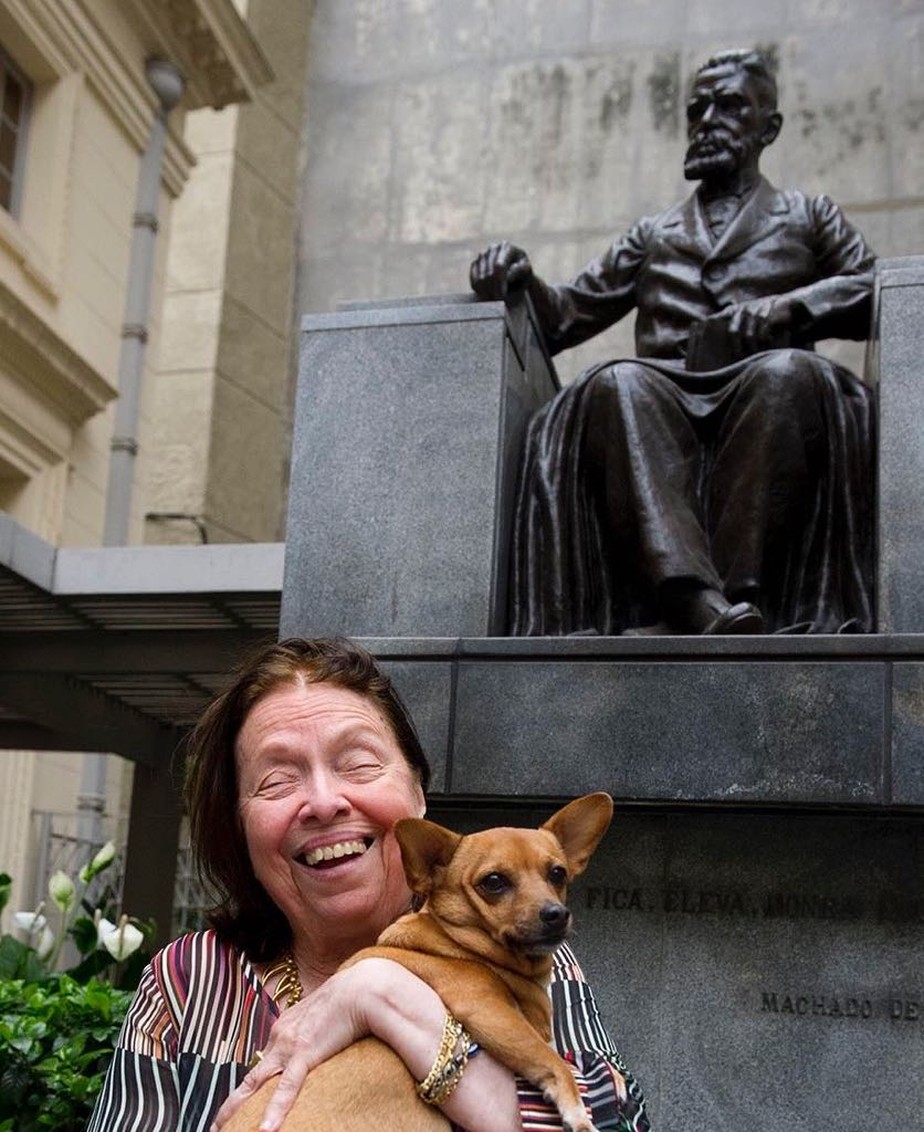Nélida Piñon e seu cachorro Gravetinho