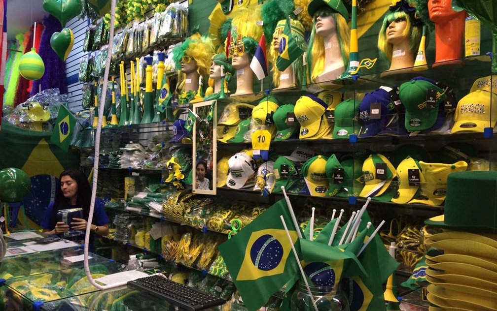 Vitrine de loja de fantasias com produtos da Copa  na Ladeira Porto Geral na regiÃ£o da 25 de marÃ§o (Foto: Roney Domingos/ G1)