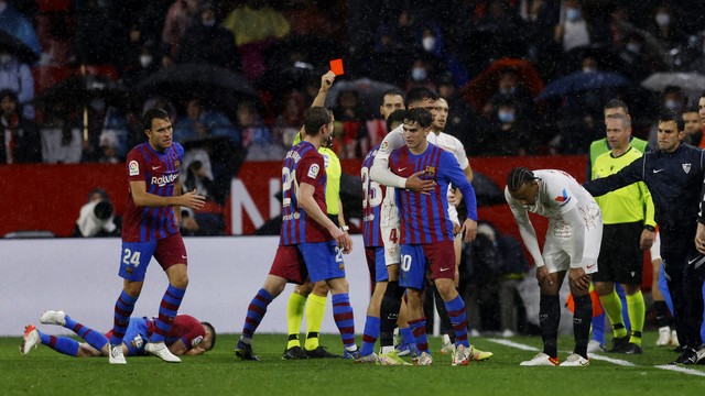 Jules Kound  expulso no duelo entre Sevilla x Barcelona