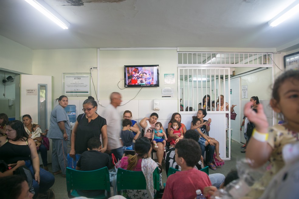 Lotação em sala de espera do Hospital Infantil Albert Sabin, em Fortaleza.  — Foto: Camila Lima/SVM