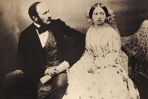 A Rainha Victoria (1819-1901) e o Príncipe Albert (1819-1861) em foto de 1854 (Foto: Getty Images)