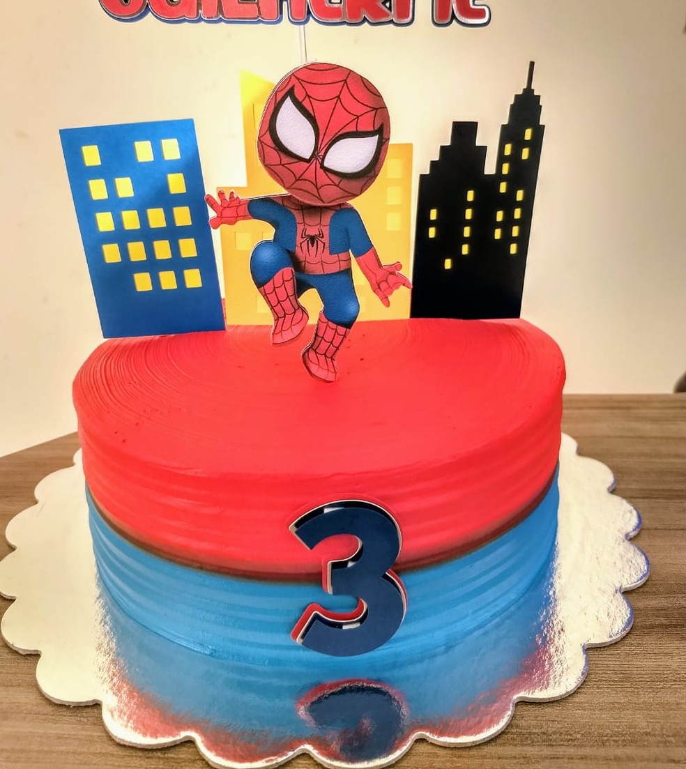 Confeiteira contou com a ajuda das colegas para fazer em tempo recorde e entregar bolo em MS — Foto: Tatiane Areco/Arquivo Pessoal