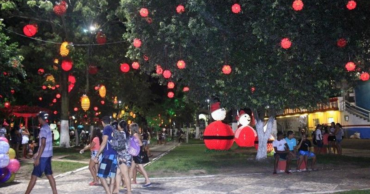 Foto: ecologicamente correta, a decoração natalina em Parauapebas usou  milhares de garrafas pet descartadas - ZÉ DUDU