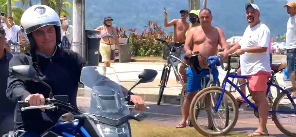 Bolsonaro passeia de moto durante folga no litoral de SP — Foto: Reprodução
