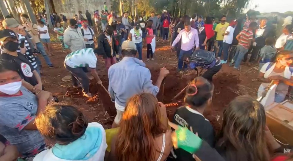 Corpo de Vitor é sepultado na área de conflito.  — Foto: Martim Andrada/TV Morena