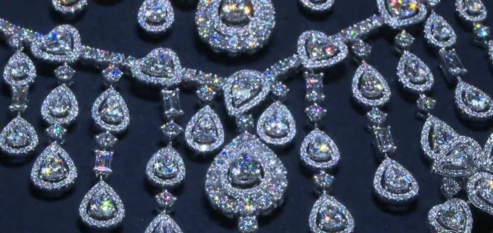 Detalhe de colar da marca Chopard que foi apreendido pela Receita em 2023 — Foto: Jornal Nacional 