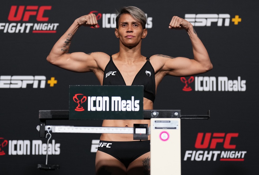 Amanda Lemos ficou com 52,2kg na pesagem oficial, dentro do limite até para lutas pelo cinturão — Foto: Chris Unger/Zuffa LLC
