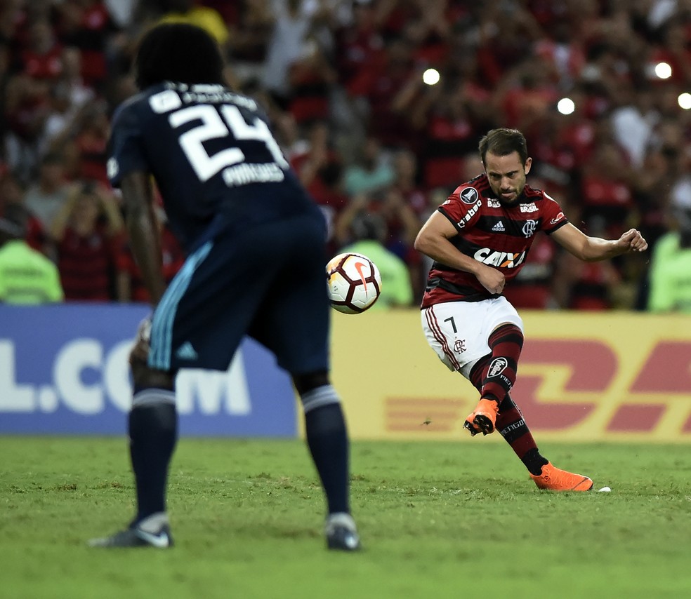 Éverton Ribeiro cobra a falta com categoria em Flamengo x Emelec para fechar o placar em 2 a 0 — Foto: André Durão