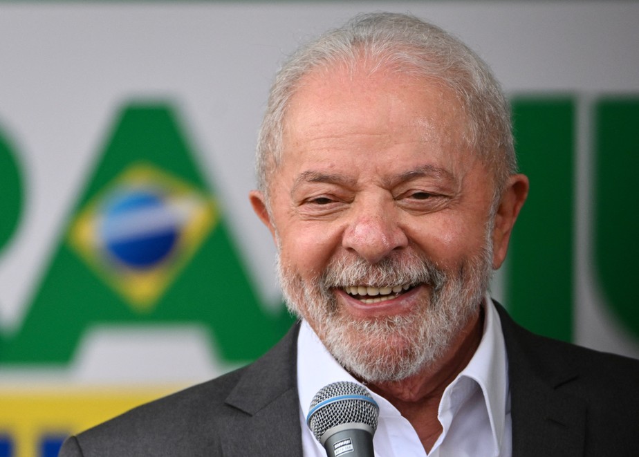 O presidente eleito Luiz Inácio Lula da Silva sorri durante entrevista coletiva na sede do governo de transição em Brasília