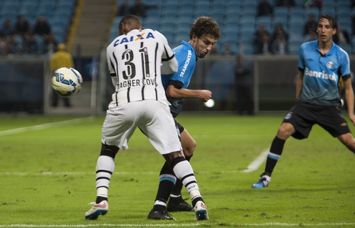 Galhardo tem lesão muscular e se junta a Douglas como baixa no Grêmio