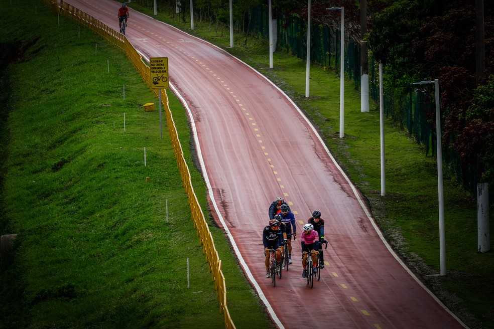 Ciclistas na ciclovia da Marginal Pinheiros em 11 de outubro de 2021.  — Foto:  ALOISIO MAURICIO/FOTOARENA/ESTADÃO CONTEÚDO