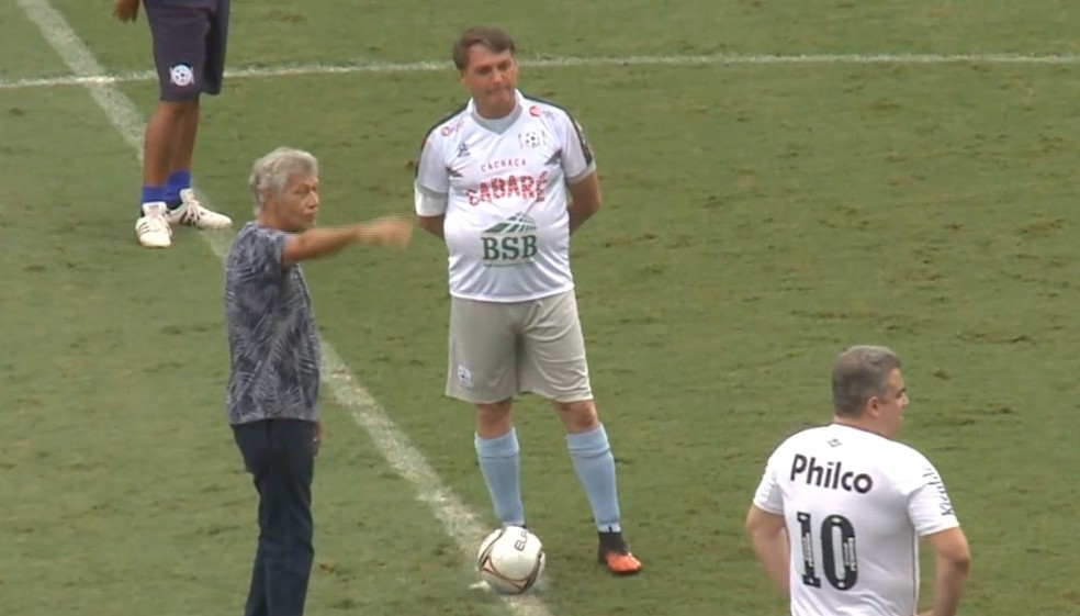 Vestindo a camisa 10 do time que representa, Bolsonaro deu o pontapé inicial do jogo — Foto: Reprodução/TV Brasil