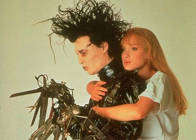 Ok, ok: Winona Ryder e Johnny Depp já namoravam havia uns meses quando fizeram o inesquecível e impossível par de 'Edward Mãos de Tesoura' (1990). Mas olha que lindo: foi logo após as filmagens que o ator pediu a mão da atriz em casamento. Eles não chegar (Foto: Reprodução)