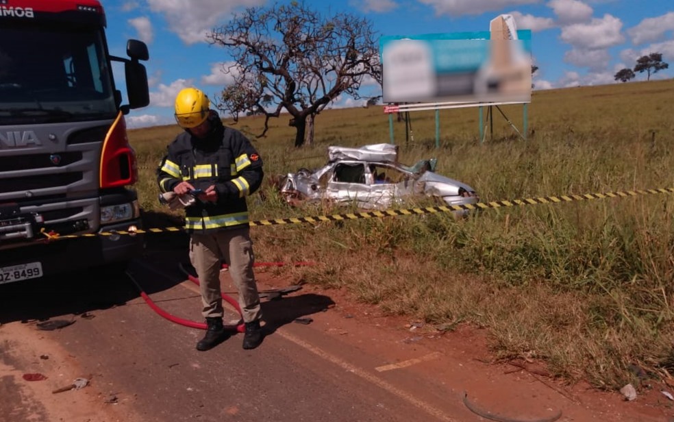 Carro de passeio colide contra um caminhão na GO-174, em Goiás — Foto: Bombeiros/Divulgação
