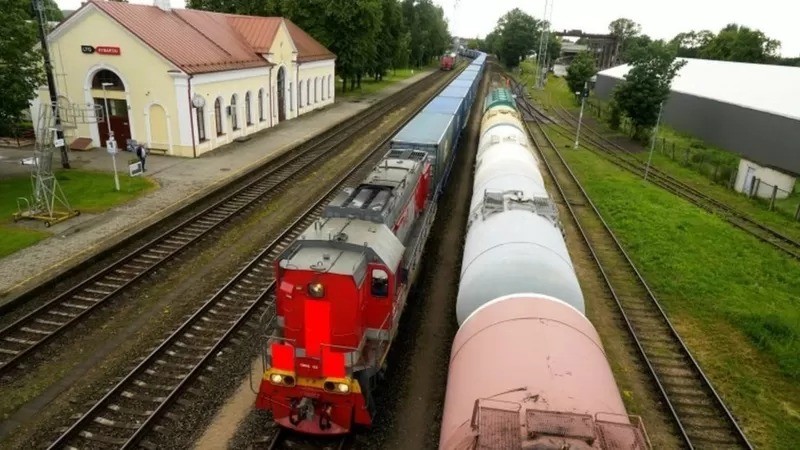 Produtos russos são transportados ao longo do corredor Suwalki para Kaliningrado, o exclave da Rússia na Europa (Foto: Reuters via BBC News)