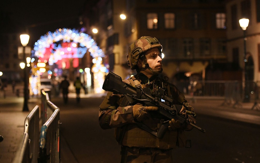 Militar é visto perto da entrada do mercado de Natal de Estrasburgo, após um homem disparar tiros no local, na noite de terça-feira (11) — Foto: Frederick Florin/AFP