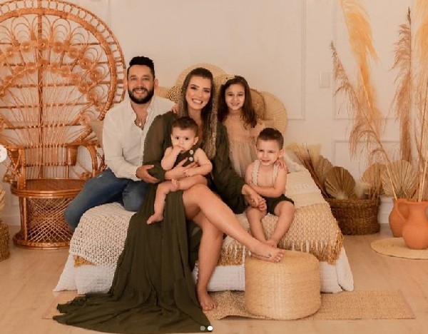 Karina Lopes com a família (Foto: Reprodução: Instagram/ kary.lf)