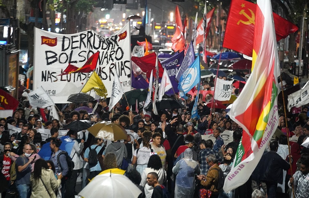 Manifestantes se reúnem no Centro do Rio em ato pela democracia — Foto: Marcos Serra Lima/g1