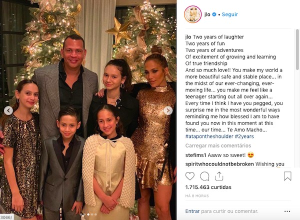 A foto em família de Jennifer Lopez e Alex Rodriguez com os filhos e o texto com a declaração de amor da artista (Foto: Instagram)