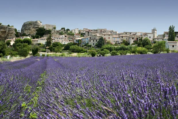A pequena Grasse, na França: dois terços da produção de perfume do país saem de lá (Foto: Think Stock)